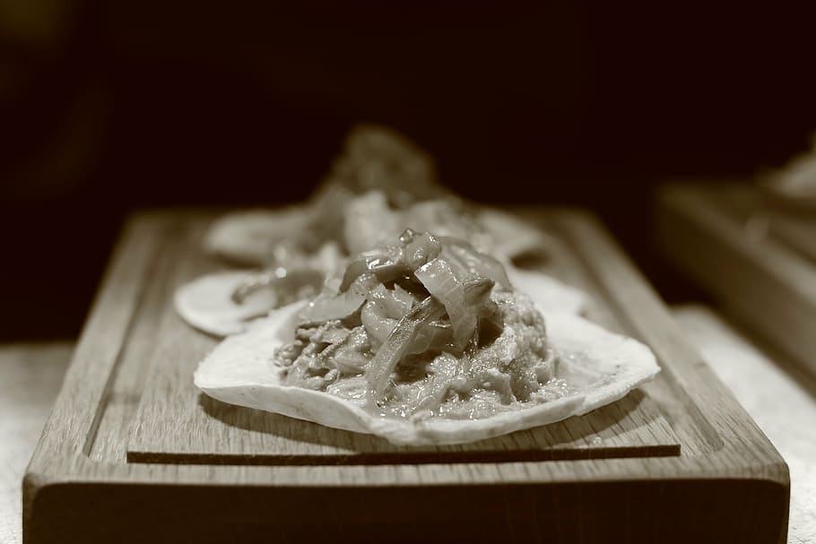 grayscale photo of food on wood tray, taco, tortilla, meat, mexican, HD wallpaper