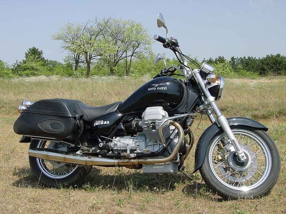 black cruiser motorcycle parked on field at daytime, engine HD wallpaper
