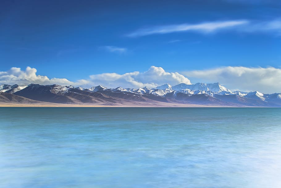 mountain near on body of water photography, landscape photography of body of water under cloudy sky HD wallpaper