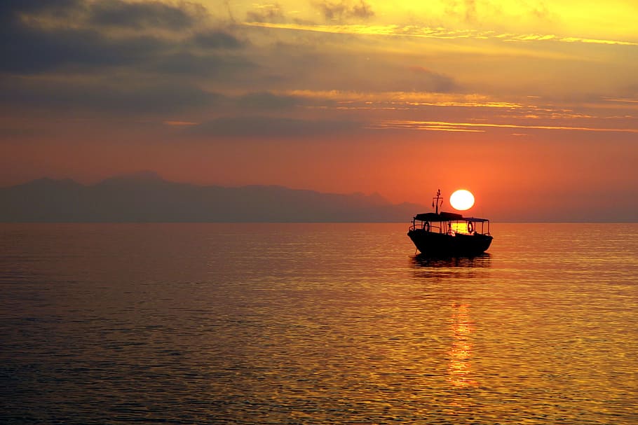 sunset facing the boat on body of water, santorini, greek island, HD wallpaper