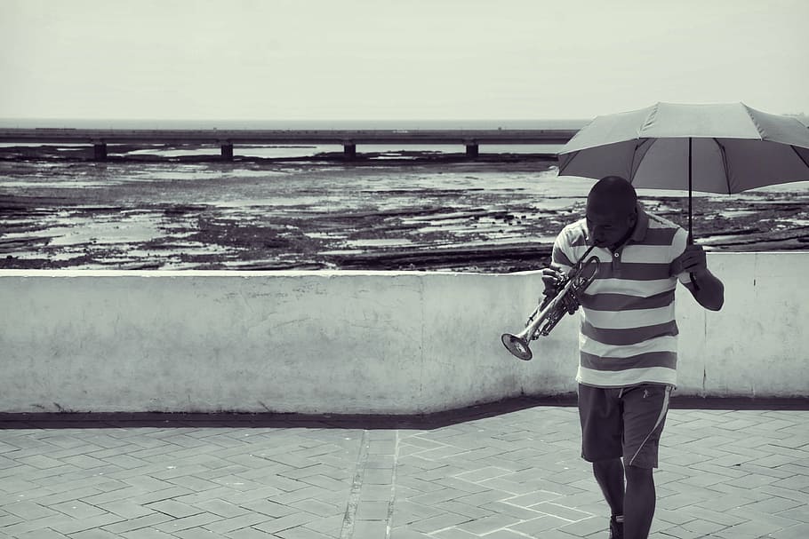 man playing trumpet while holding umbrella, gray, scale, photo, HD wallpaper