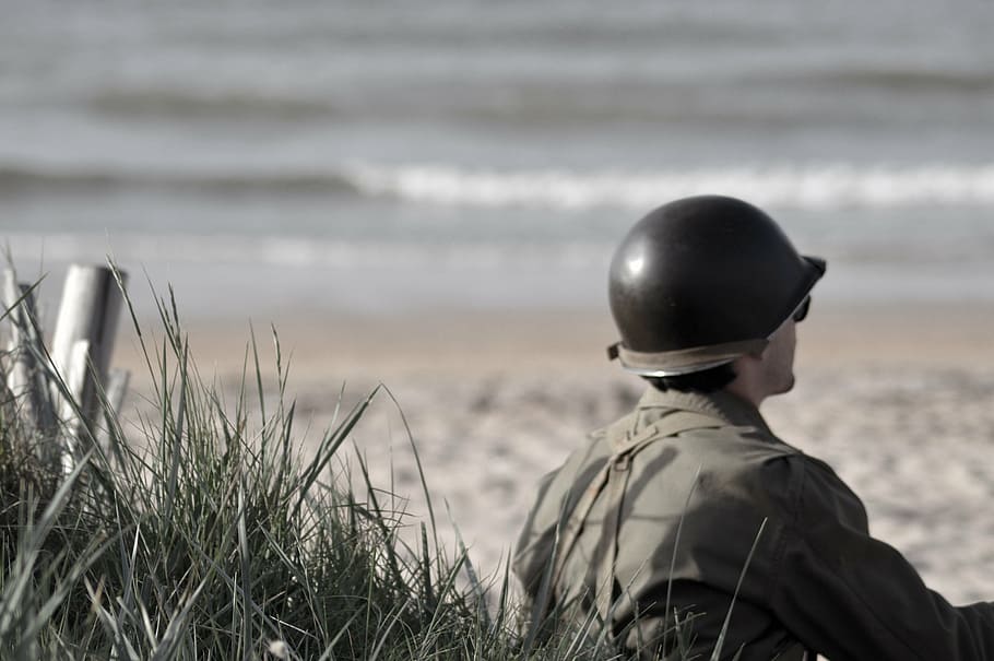 grayscale photo of man wearing black helmet, soldier, war, normandy HD wallpaper