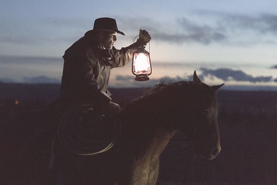 man riding horse holding lantern, horseman holding lantern, lamp HD wallpaper