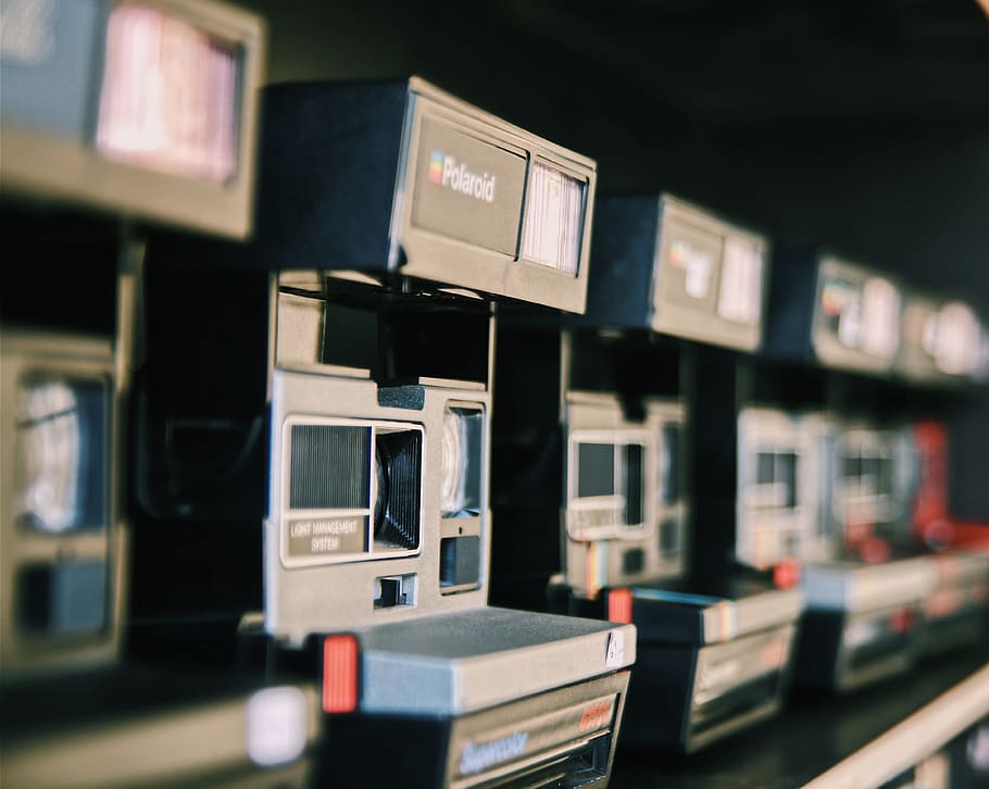 shallow focus of black Polaroid land camera, gray and black land camera HD wallpaper