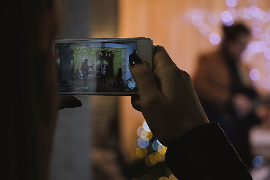 Shallow Focus Photography of Person Holding Silver Iphone 6s HD wallpaper