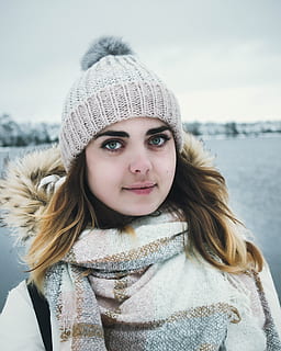 Woman Wearing Bobble Hat, beautiful, blur, blurred background HD wallpaper