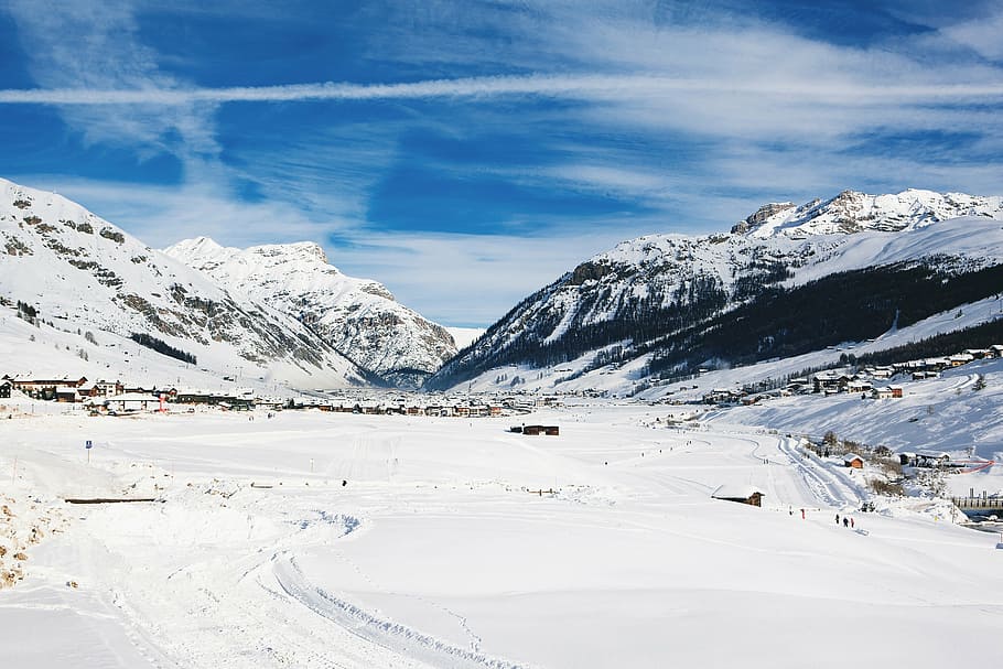 mountain covered with snow under blue sky at daytime, snowfield HD wallpaper