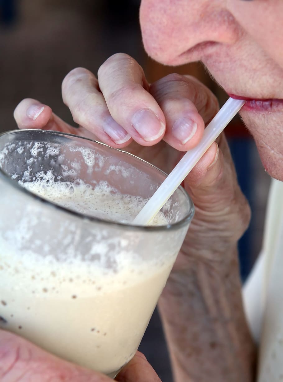 person drinking milk shake, beverage, bubble, calorie, caramel HD wallpaper