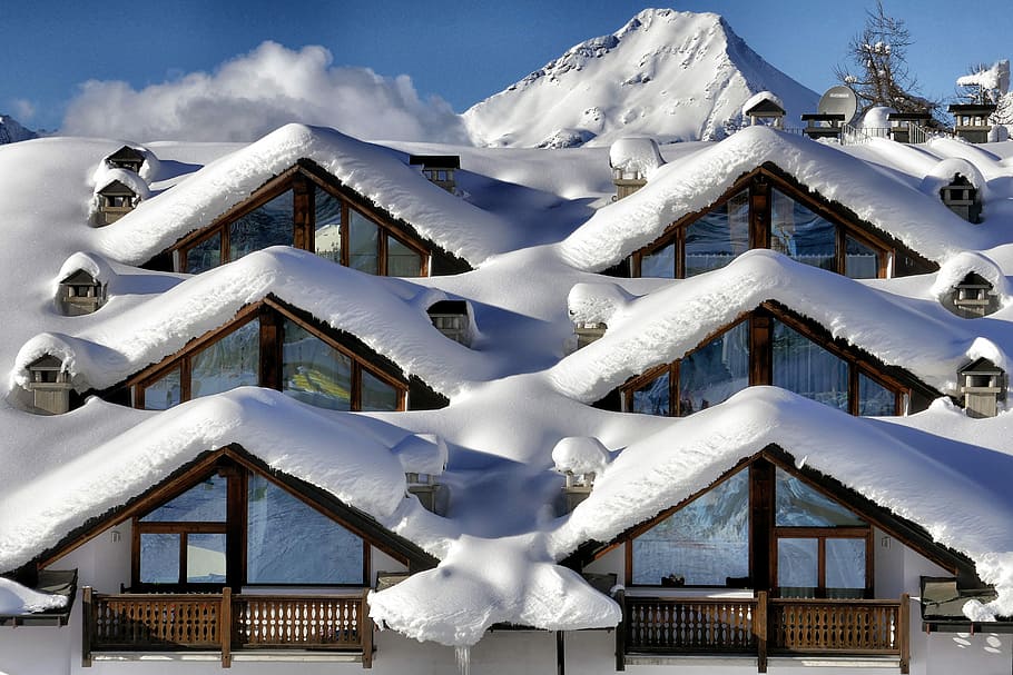 house hood covered by snows, brown and white wooden house covered with snow HD wallpaper