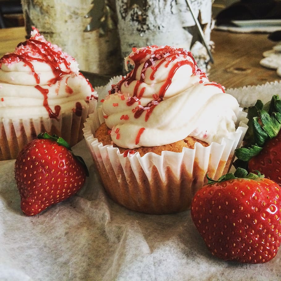 Strawberry, Cupcake, Dessert, food and drink, sweet food, indulgence HD wallpaper