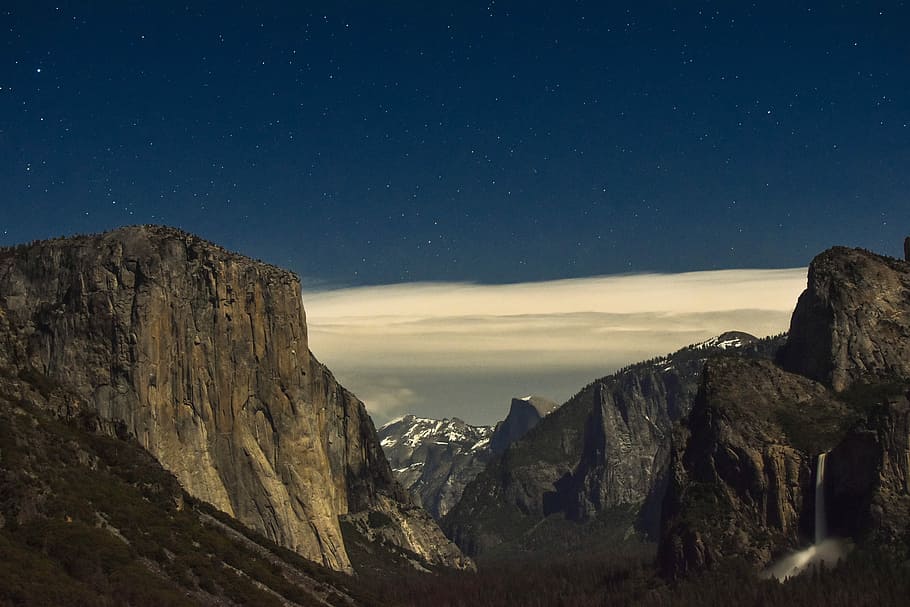mountain ranges under cloudy sky, mountains under starry night HD wallpaper