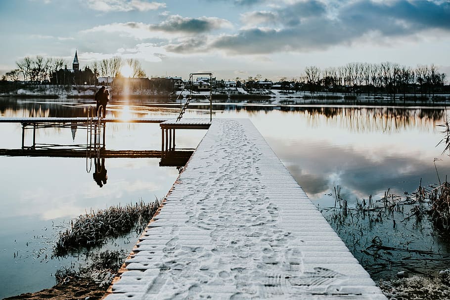 Winter walk by the lake, water, pier, couple, wooden, date, snow, HD wallpaper