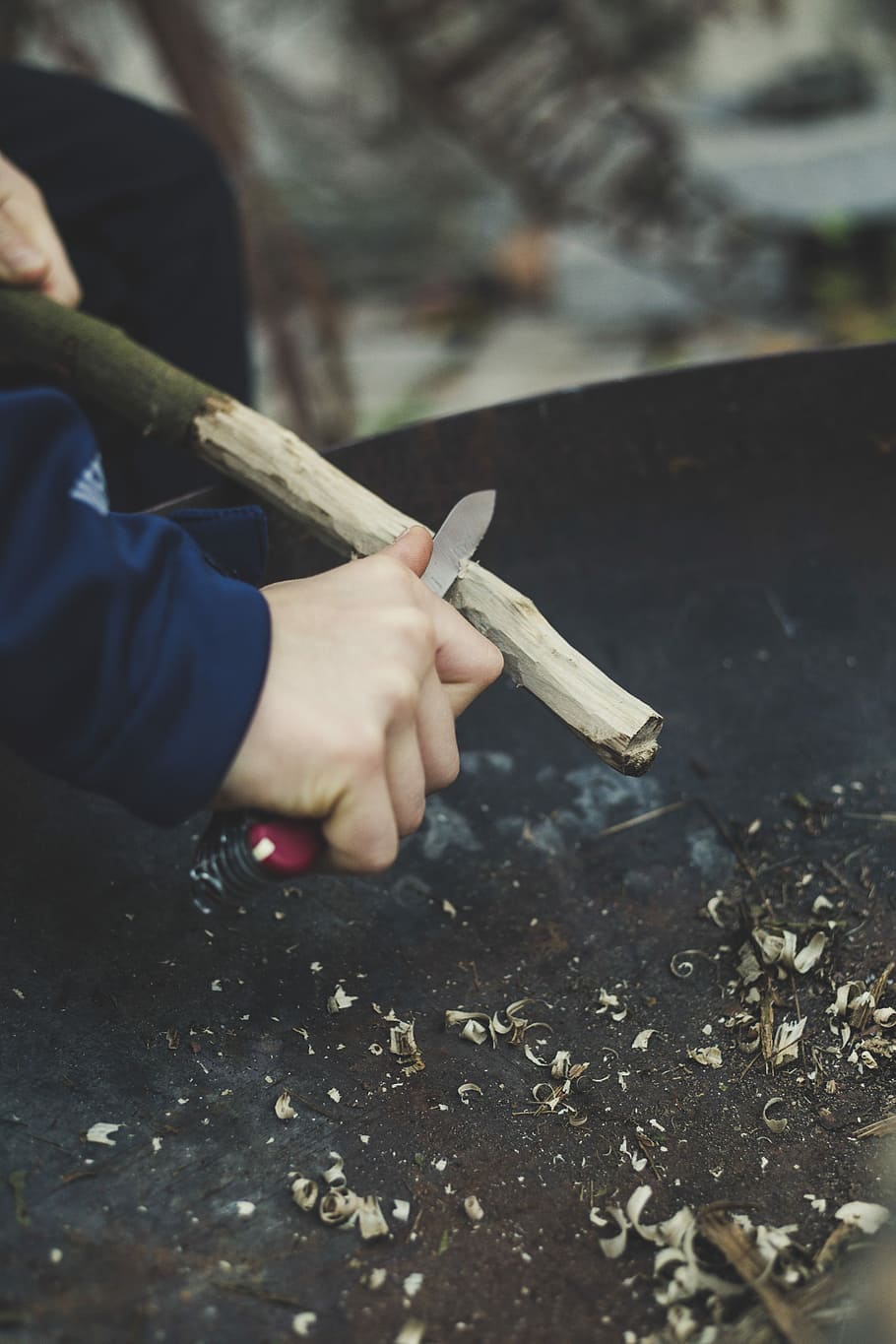 man carving stick, person carving wood branch, tree, knife, real people HD wallpaper