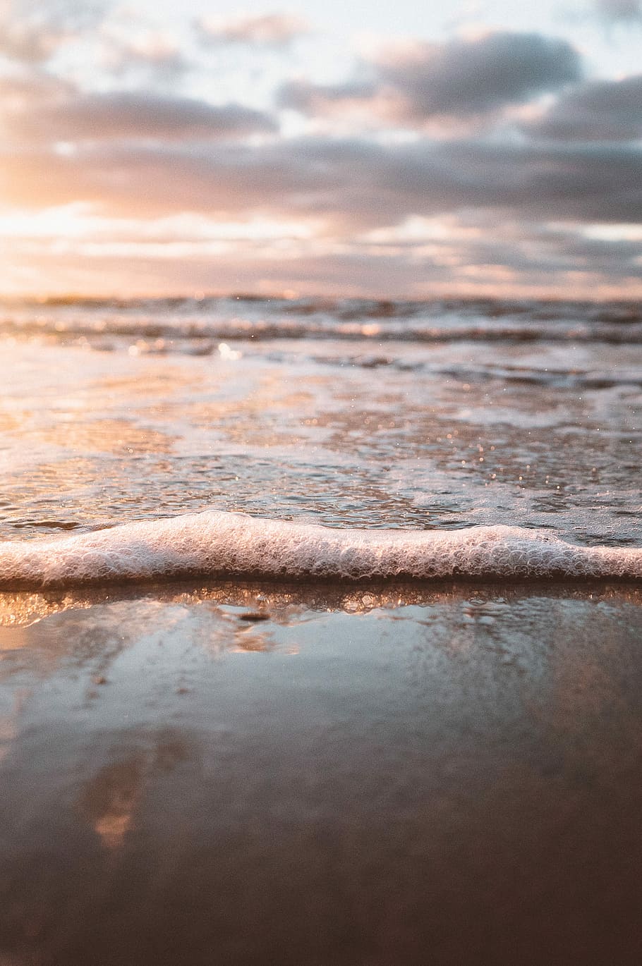 selective focus photo of water waves on sand, close up photo of seashore HD wallpaper
