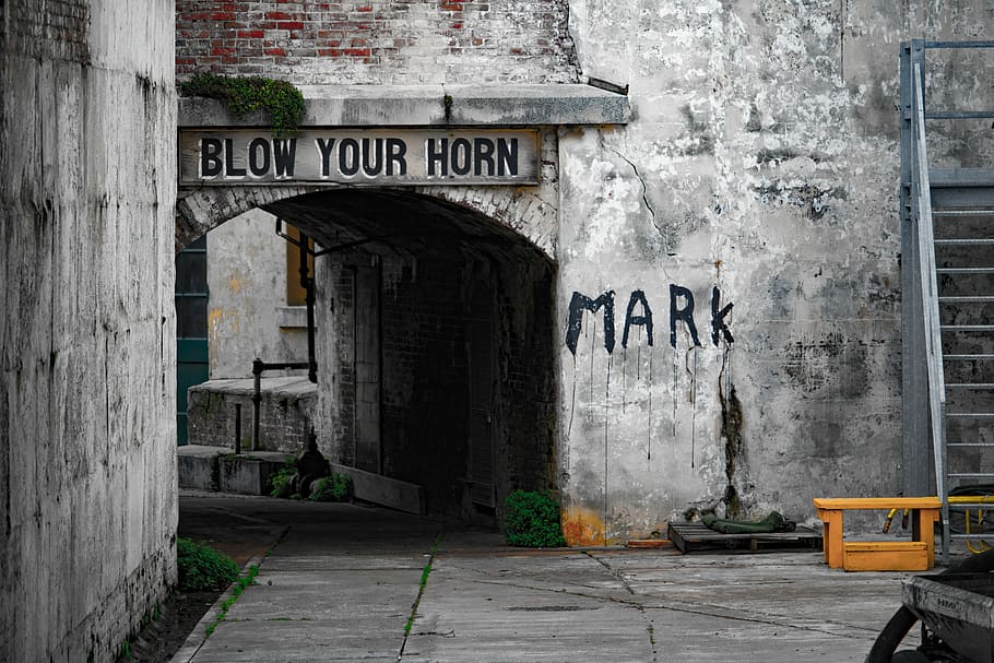 gray painted wall, Blow Your Horn signage, passage, arch, building HD wallpaper