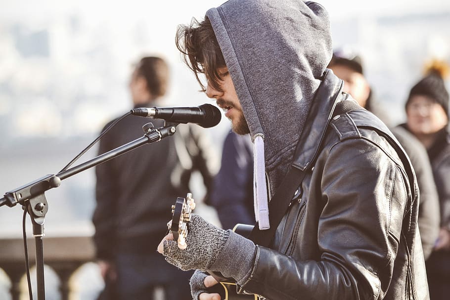 man facing sideways playing guitar, man playing guitar during daytime HD wallpaper