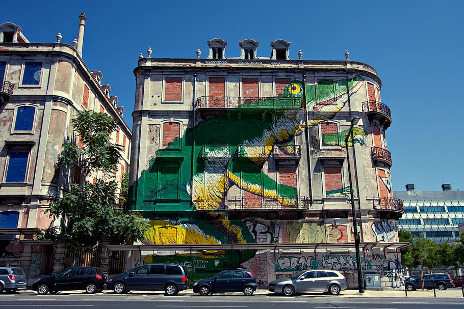 A large crocodile street art mural on the wall of a building in Lisbon, Portugal. Image captured with a Canon DSLR, HD wallpaper