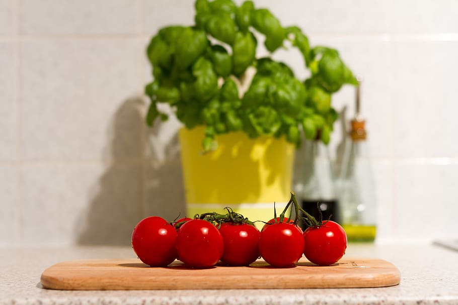 red tomatoes on chopping board, vegetables, basil, food, frisch HD wallpaper