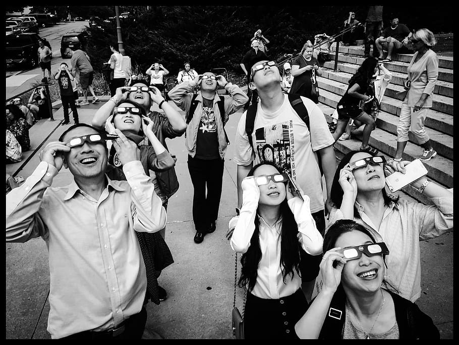 people holding 3D glasses, eclipse, solar eclipse, expression HD wallpaper