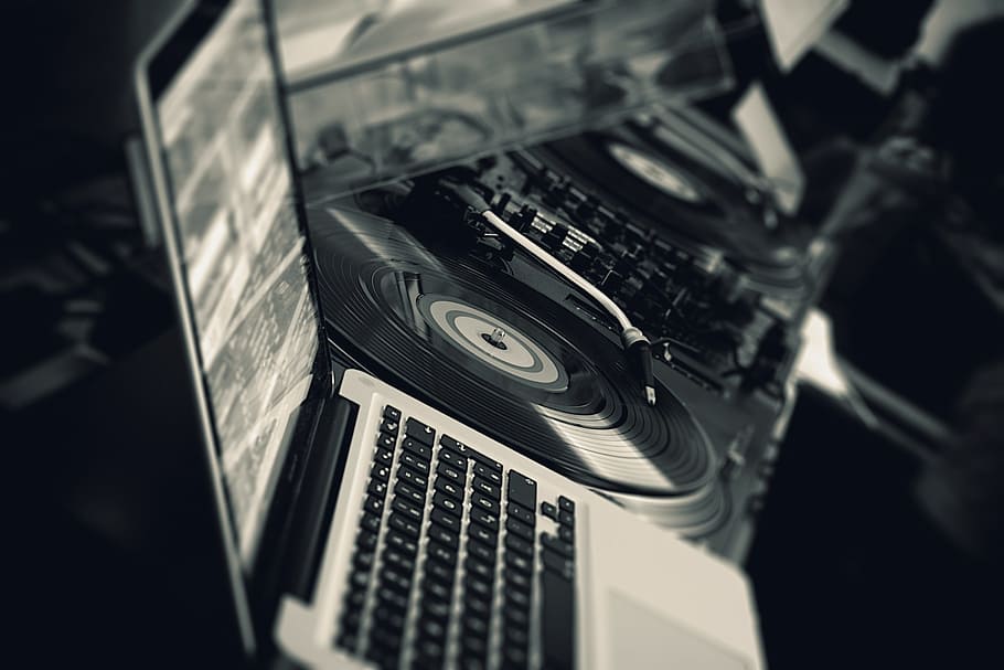 Black Turntable Beside White Laptop Computer, black-and-white HD wallpaper