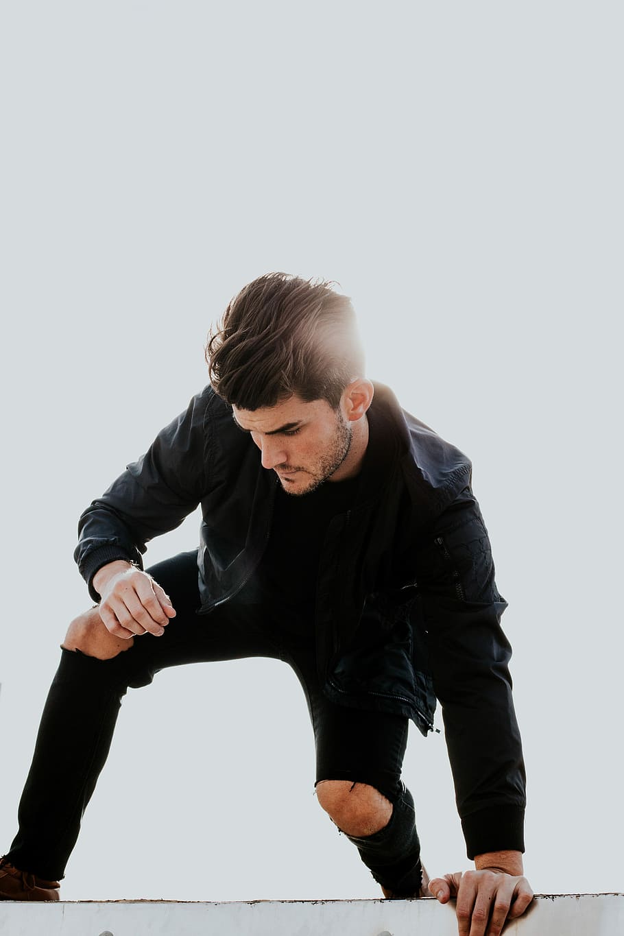 man leaning on the floor during daytime, male, sun, pose, model HD wallpaper