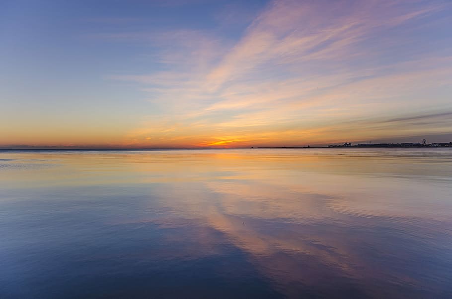 body of water under cloudy sky, landscape photography of sea during golden hour HD wallpaper
