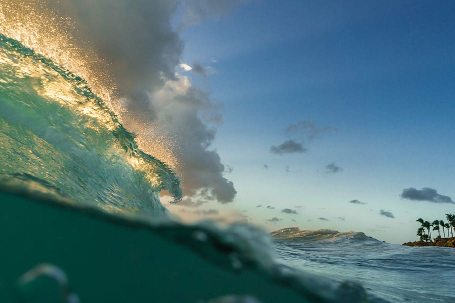 photo of beach under blue sky, close-up photo of surging wave under gray sky HD wallpaper