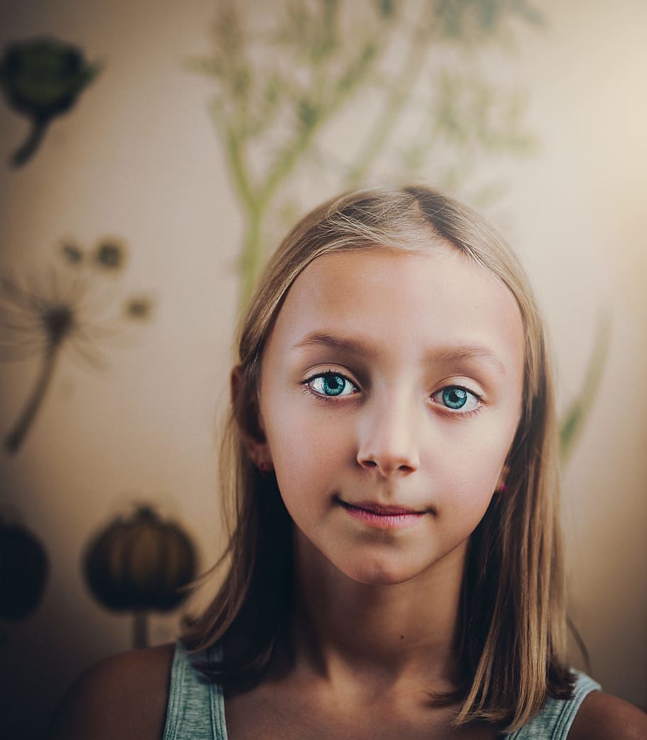 Smiling Girl Standing in White Painted Wall Room, adorable, blond HD wallpaper