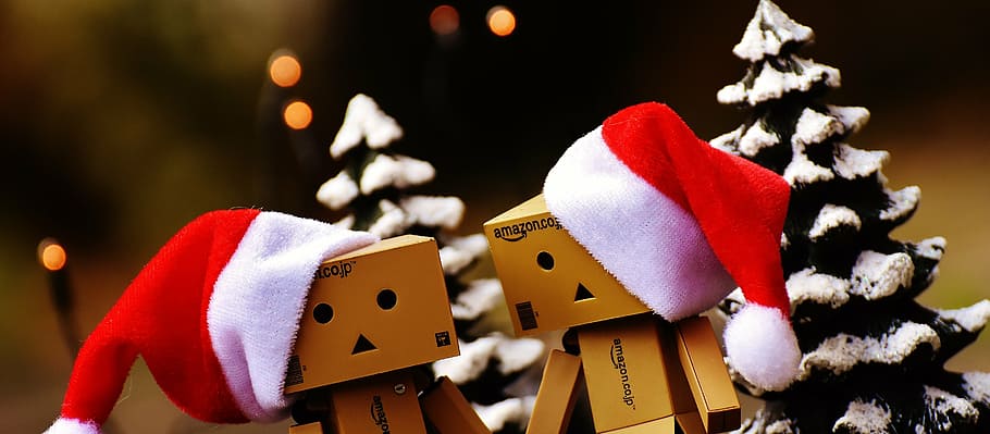 brown cardboard robots with red Christmas hats wallpaper, danbo
