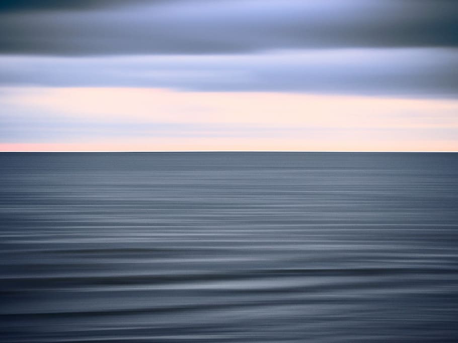 sea water under white sky, horizon of body of water and clouds HD wallpaper