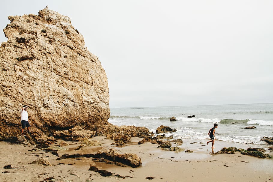 boy running in front of beach, boy running on seashore under clear sky HD wallpaper