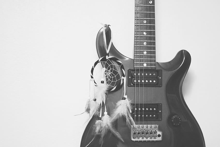 grayscale photo of stratocaster electric guitar with dreamcatcher, HD wallpaper