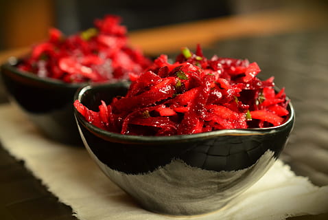 dish placed on black ceramic bowl, beetroot, salad, red, frisch HD wallpaper