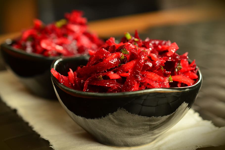 dish placed on black ceramic bowl, beetroot, salad, red, frisch HD wallpaper
