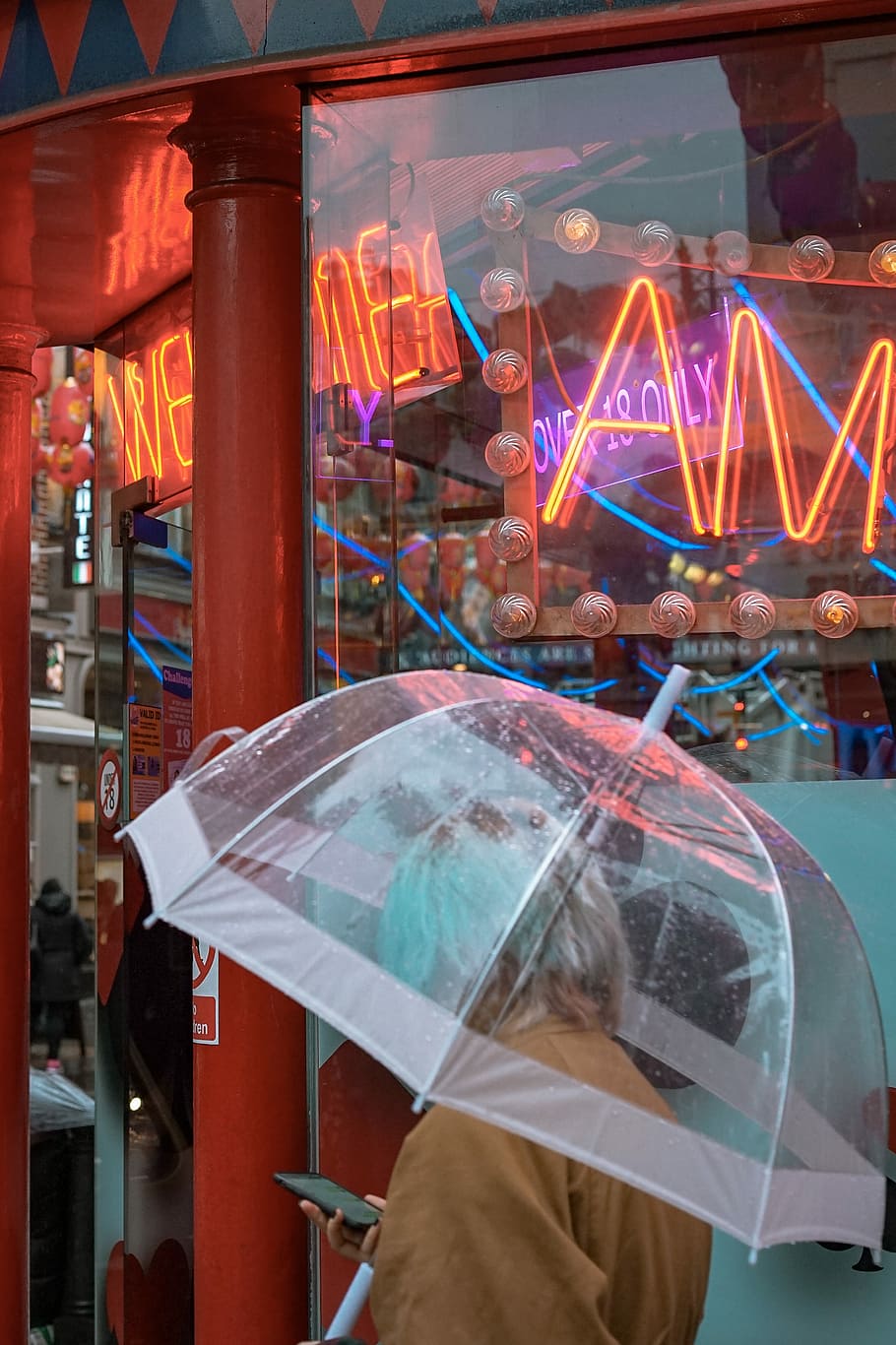 person holding black Android smartphone, white and clear umbrella in front of store, HD wallpaper