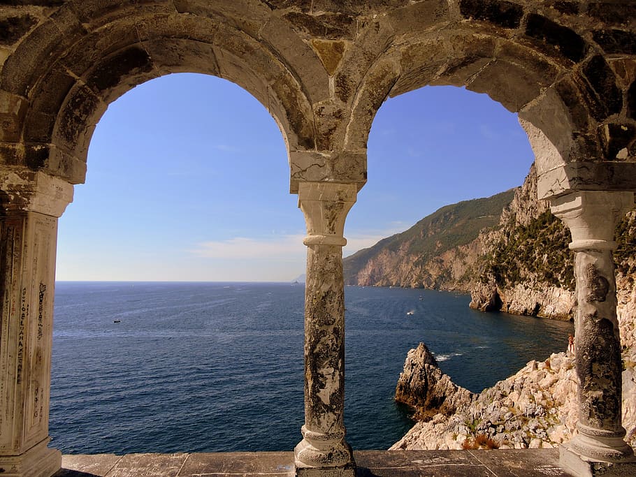 gray concrete buildiong, window, sea, column, scoglio, sky HD wallpaper