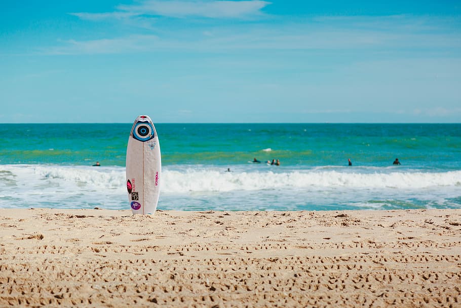 white surfboard vertically standing on seashore, white surfboard on seashore HD wallpaper