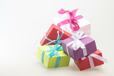 shallow focus photography of four assorted-color gift boxes HD wallpaper