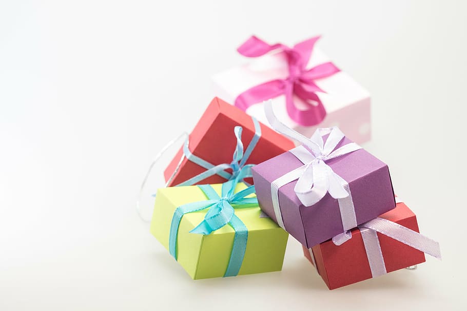 shallow focus photography of four assorted-color gift boxes HD wallpaper