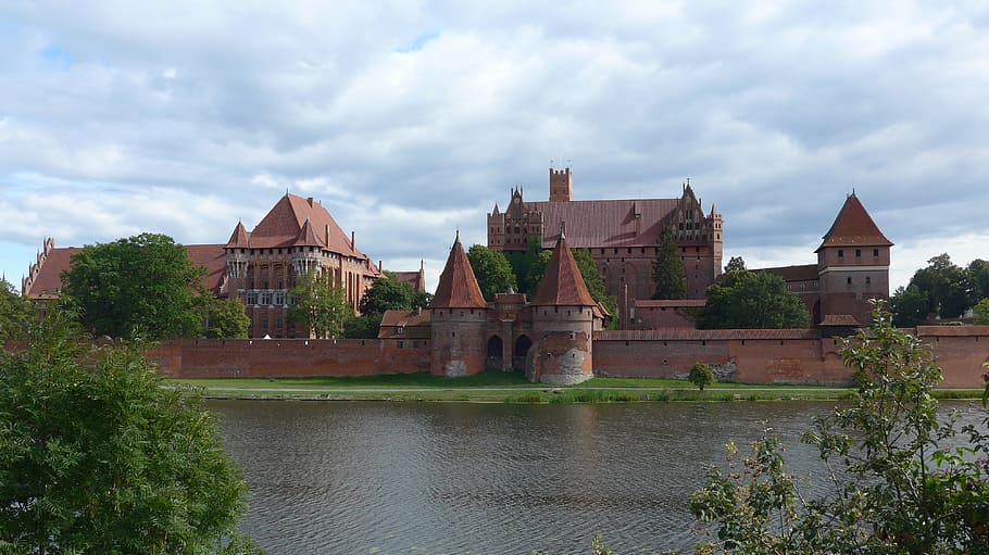 brown concrete building beside body of water, poland, malbork castle HD wallpaper