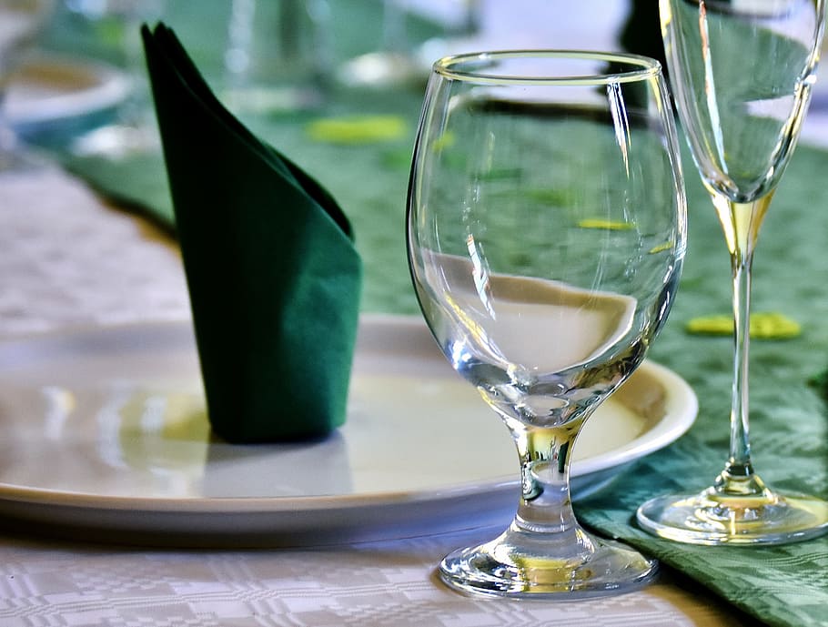 Table, Board, Tableware, gedeckter table, glasses, plate, napkins HD wallpaper