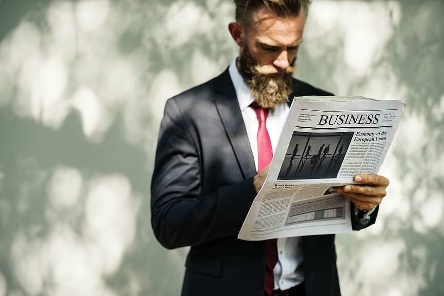 Reading business newspaper, man standing and reading newspaper HD wallpaper