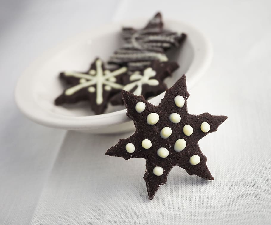 snowflake-shaped chocolate cookies on white ceramic saucer HD wallpaper
