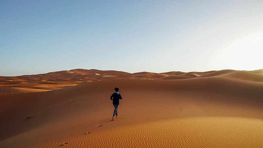 Running in Sahara, person running on desert, nature, people, sunset HD wallpaper