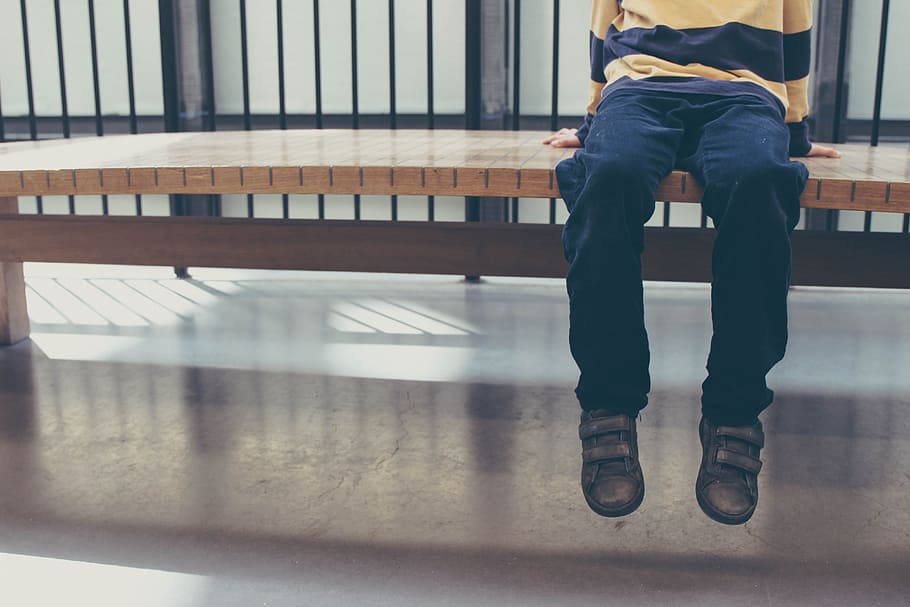person sitting on bench, blue jeans, Day at the Museum, people HD wallpaper