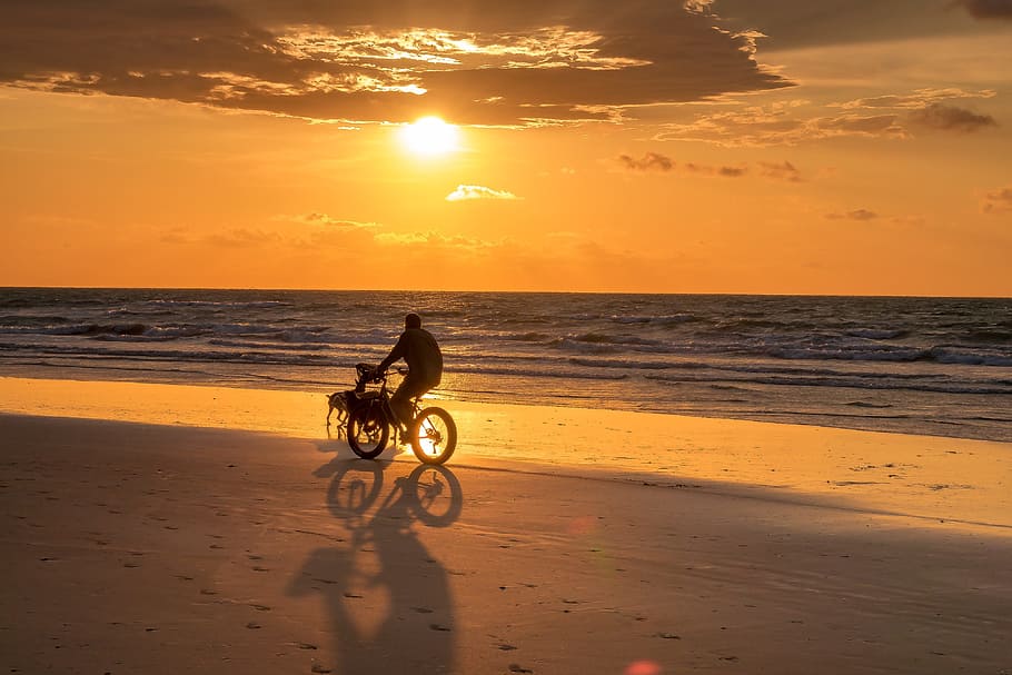 person riding bicycle on seashore, sky, sunset, darwin, sunset sky HD wallpaper