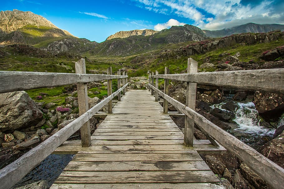 brown wooden bridge, mountains, river, snowdonia, mountain range HD wallpaper