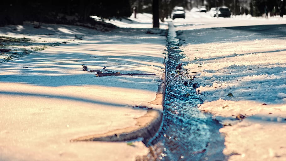 flowing water on gray concrete curb at daytime, snow, covered HD wallpaper