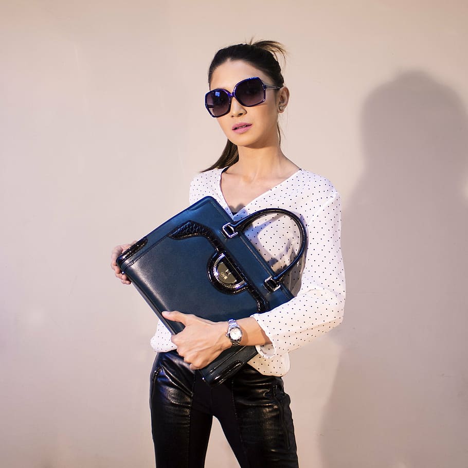 woman wearing sunglasses, and white v-neck long-sleeved shirt while carrying bag, HD wallpaper