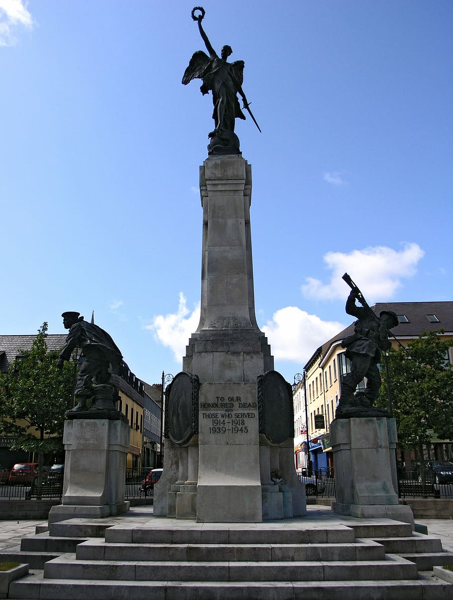 The war memorial in The Diamond, erected 1927 in Derry, Ireland HD wallpaper